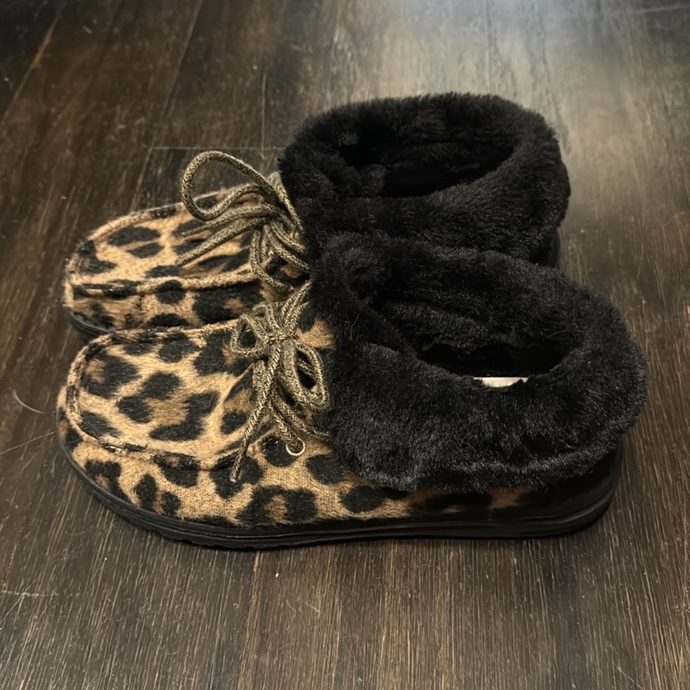 Hey Dude woman size 7 cheetah print with faux fur - Picture 3 of 8